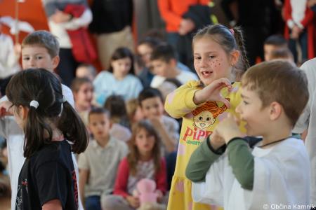 Otroci Osnovne šole Marije Vere so pozdravili pomlad in se spomnili knjižnih junakov (28)